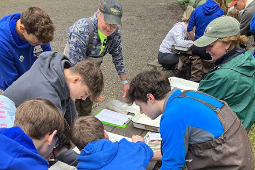 Clarion students serving on earth day